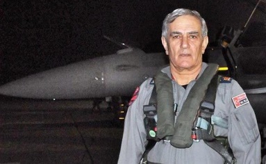 General Akin Öztürk, yang ditahan pada hari Sabtu (16/7/2016, dan dibawa ke pengadilan, dituduh sebagai pimpinan dan perencana kudeta (Foto: vidalatinasd)